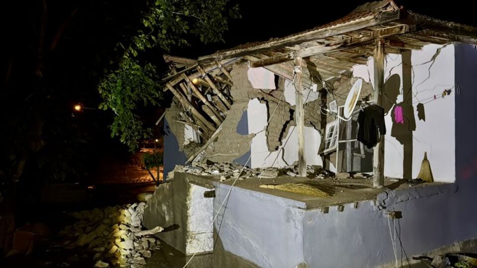 Sel nedeniyle 1 ev çöktü, 3 ev boşaltıldı