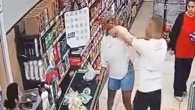 Markette sıradaki kadına saldırdı!