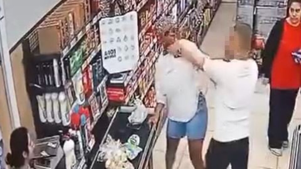 Markette sıradaki kadına saldırdı!