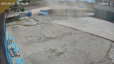 'Kum şeytanı' demir kapıyı söktü!