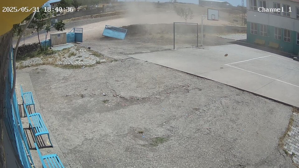 'Kum şeytanı' demir kapıyı söktü!