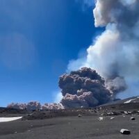 Etna Yanardağı güçlü şekilde kül ve lav püskürttü