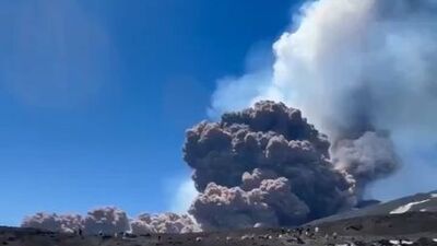 Etna Yanardağı güçlü şekilde kül ve lav püskürttü