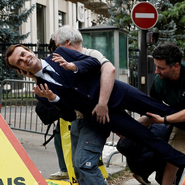 Fransa'da Macron'u çaldılar!