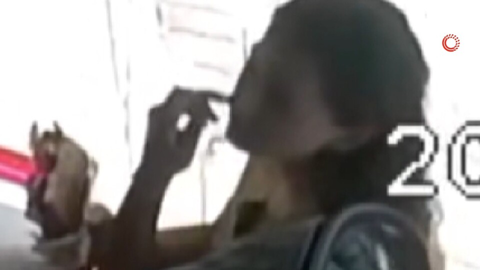 Tostuna saç teli koyduğu anlar kamerada