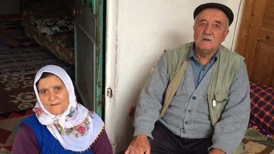 Devrilen traktördeki yaşlı çift öldü