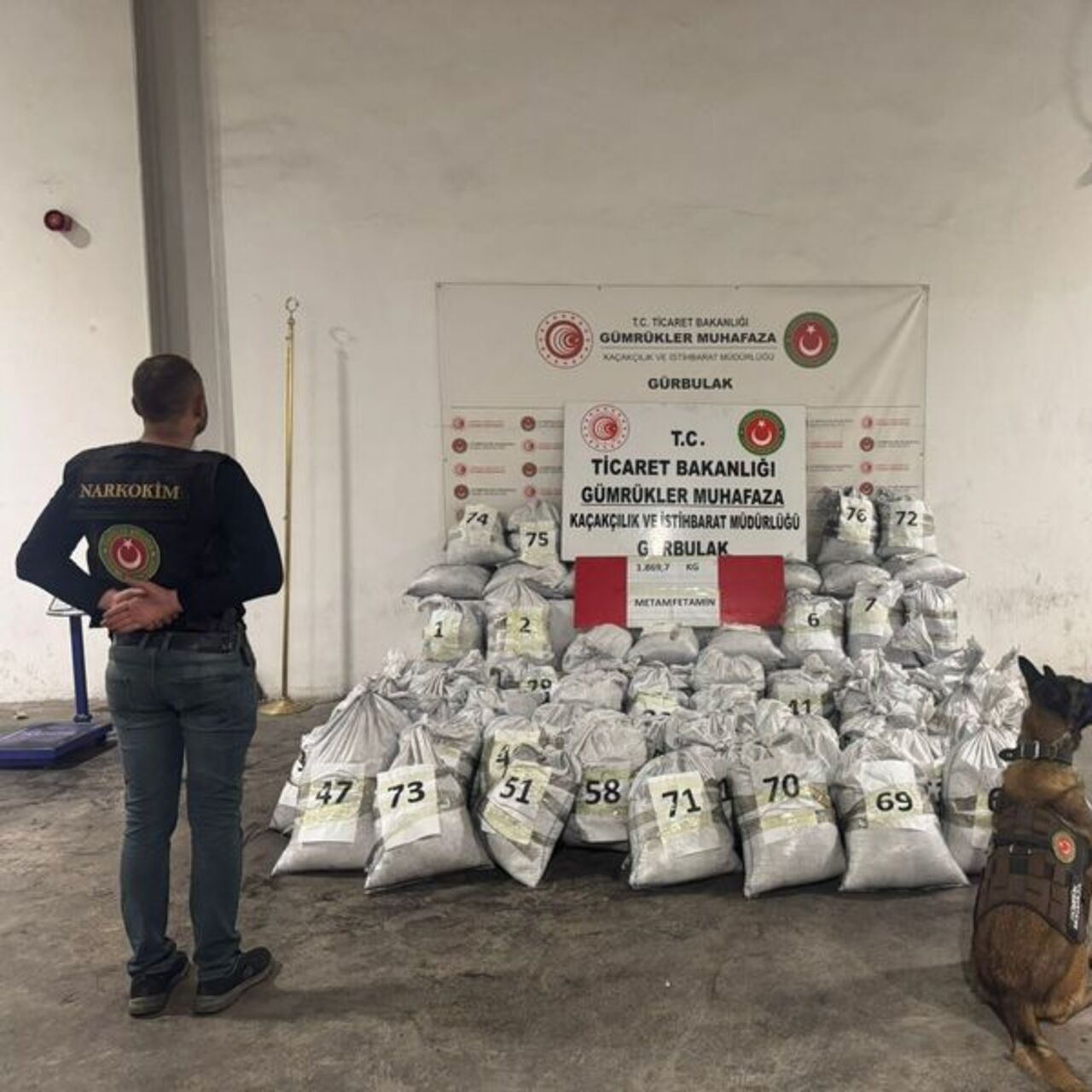 Kömüre emdirilmiş 1,8 ton uyuşturucu yakalandı