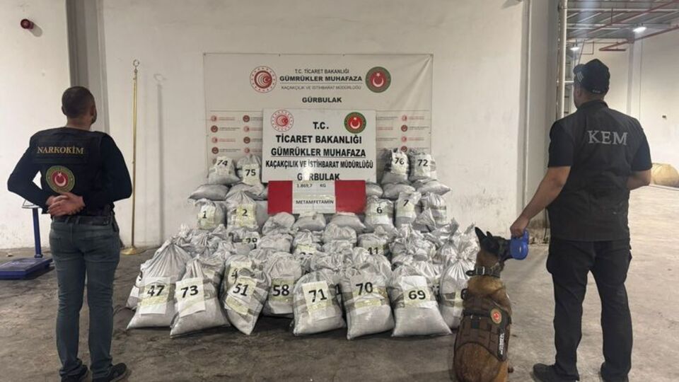 Kömüre emdirilmiş 1,8 ton uyuşturucu yakalandı