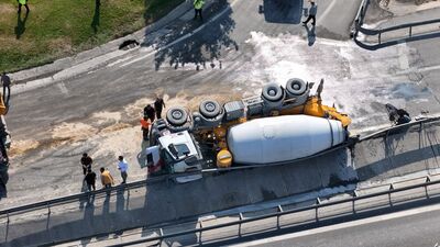 Sefaköy'de beton mikseri devrildi! Trafik kilit