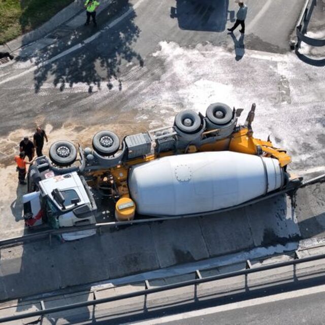 Sefaköy'de beton mikseri devrildi! Trafik kilit