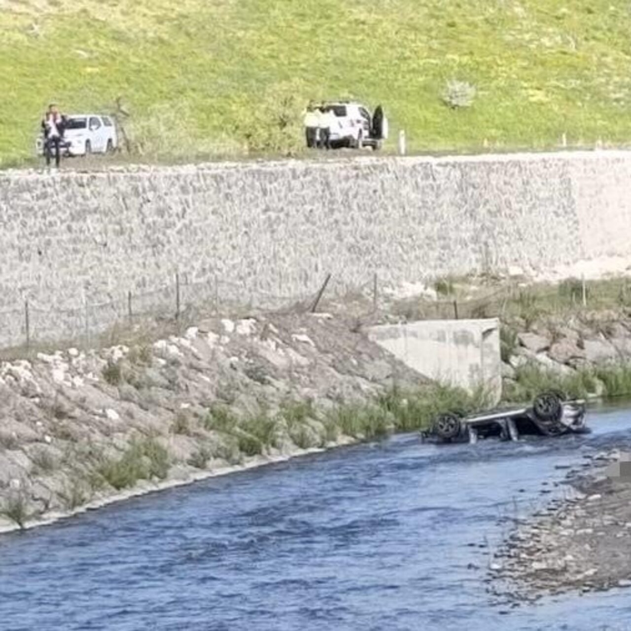 Araç dereye uçtu! Can kayıpları var!