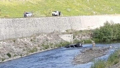 Araç dereye uçtu! Can kayıpları var!