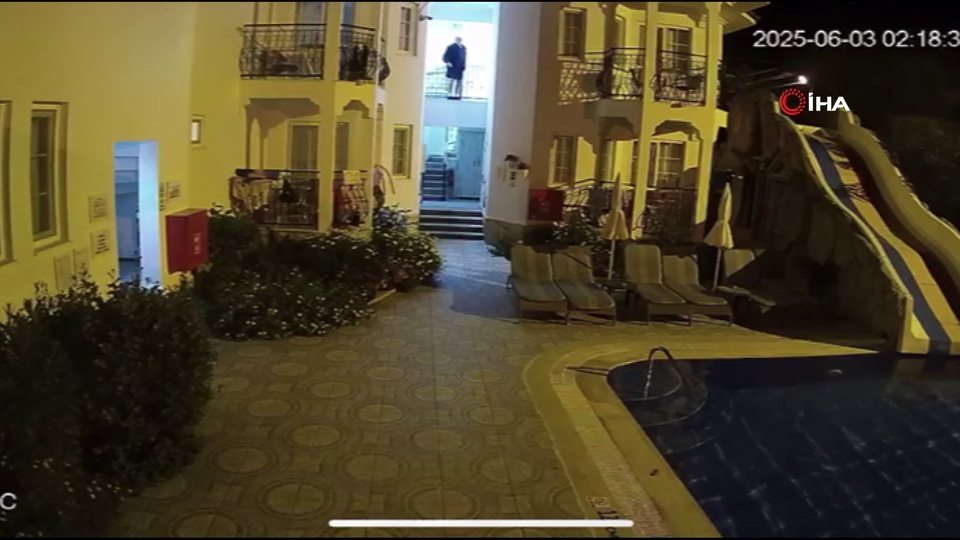 Depremin şiddeti havuzda görüldü!