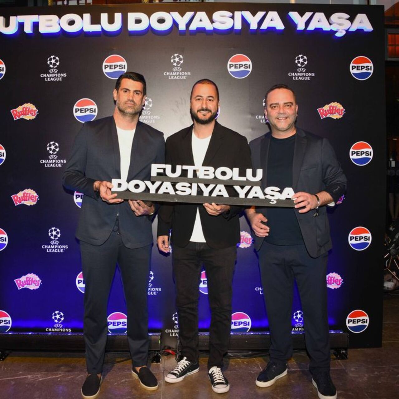 Futbolseverler, UEFA Şampiyonlar Ligi finalini Volkan Demirel ve Semih Şentürk ile birlikte izlediler