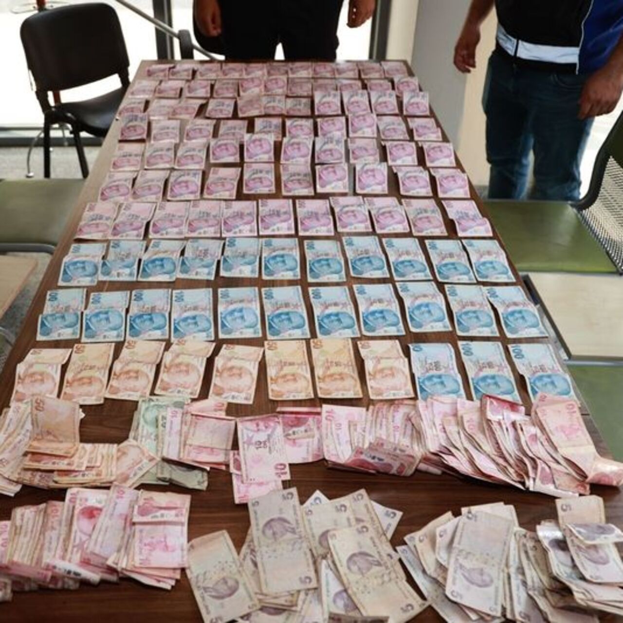 Dilencinin üzerinden 20 bin TL çıktı
