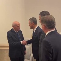 Özel ile Bahçeli tokalaştı