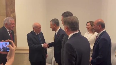 Özel ile Bahçeli tokalaştı