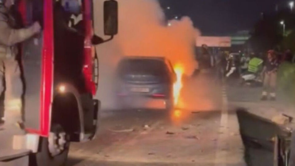 Araç kaza sonrası alev aldı!