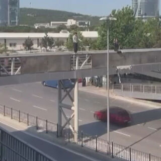 Üst geçitten elektrik direğine atladı