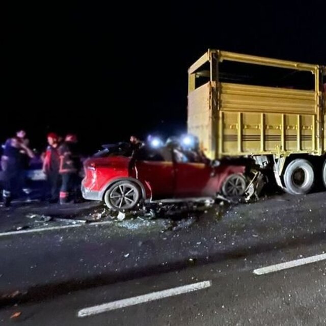 Sakarya'da SUV tipi araç, kamyona çarptı: 1 ölü