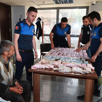 Dilenciden çıkan parayı 4 zabıta saydı! İşte günlük hasılat!