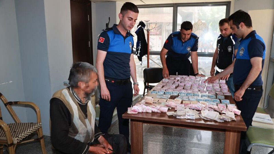 Dilenciden çıkan parayı 4 zabıta saydı! İşte günlük hasılat!