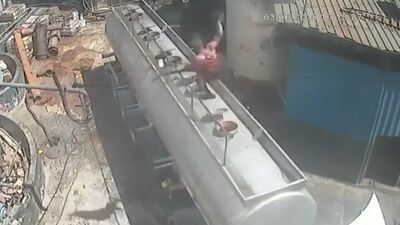 Dehşet! Ağzında sigarayla tankerin kapağını açtı!