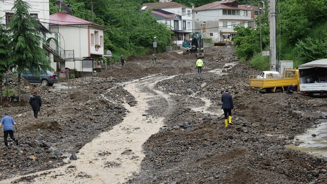 Sel gitti, çamur kaldı! Kayıp kişi aranıyor!