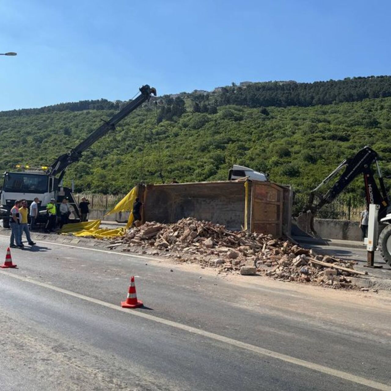 "Hafriyat Kamyonu Kazası: Damper Devrildi, Korku Dolu Anlar Yaşandı"