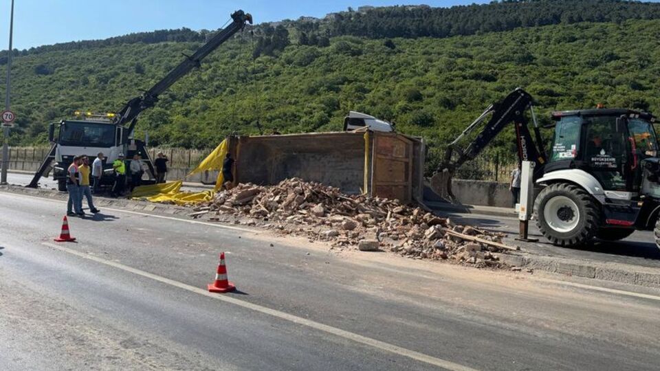 Hafriyat kamyonunun damperi devrildi