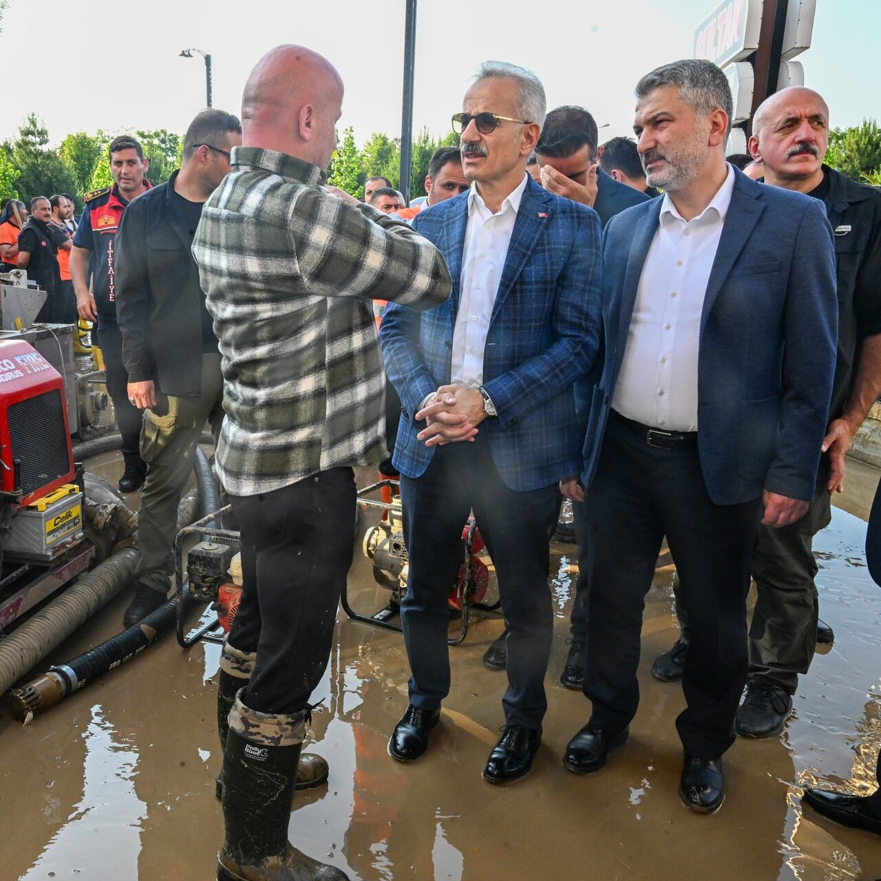 Bakan Uraloğlu, Trabzon'da sel bölgesinde incelemelerde bulundu
