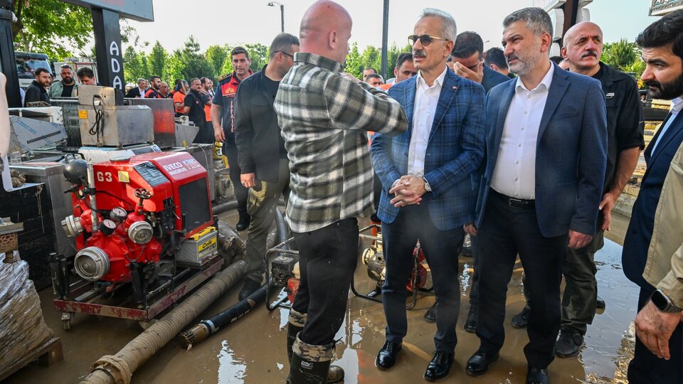 Bakan Uraloğlu, Trabzon'da sel bölgesinde