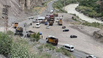 Hakkari'de midibüs devrildi: 12 asker yaralı