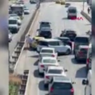 Seyir halinde fenalaşan sürücü aracında kilitli kaldı