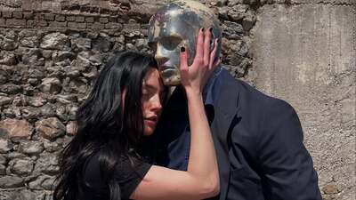 Cansız mankenle dans etti