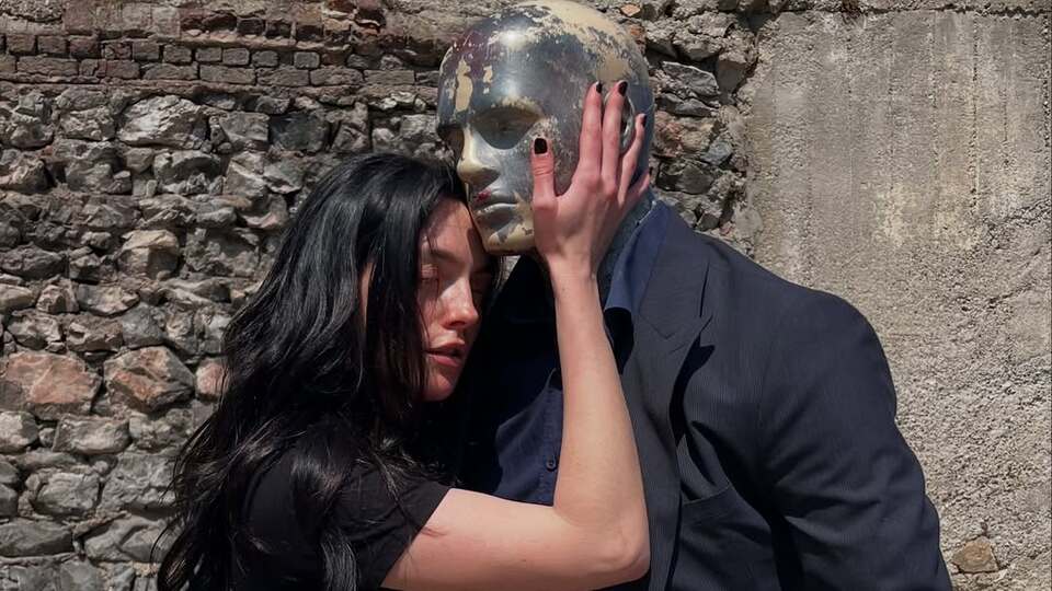 Cansız mankenle dans etti