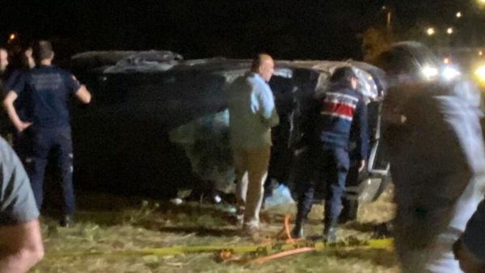 Minibüs tarlaya savrulup devrildi: 1 ölü, 1 yaralı