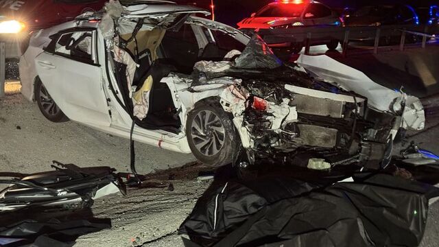 Önündeki kamyona çarptı! Can kayıpları var!