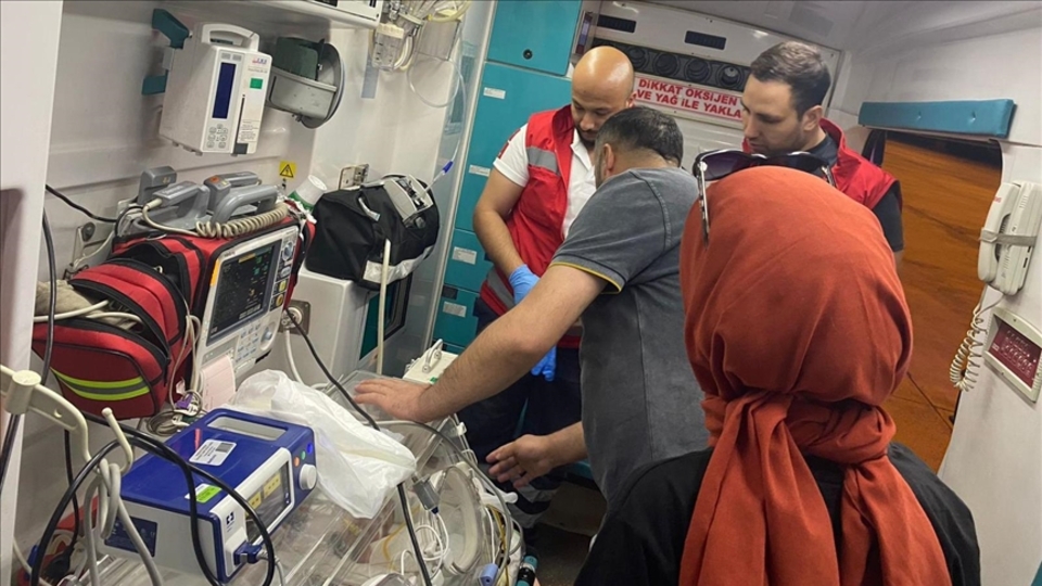 Bitlis'te hasta bebek ambulans uçakla Ankara'ya sevk edildi