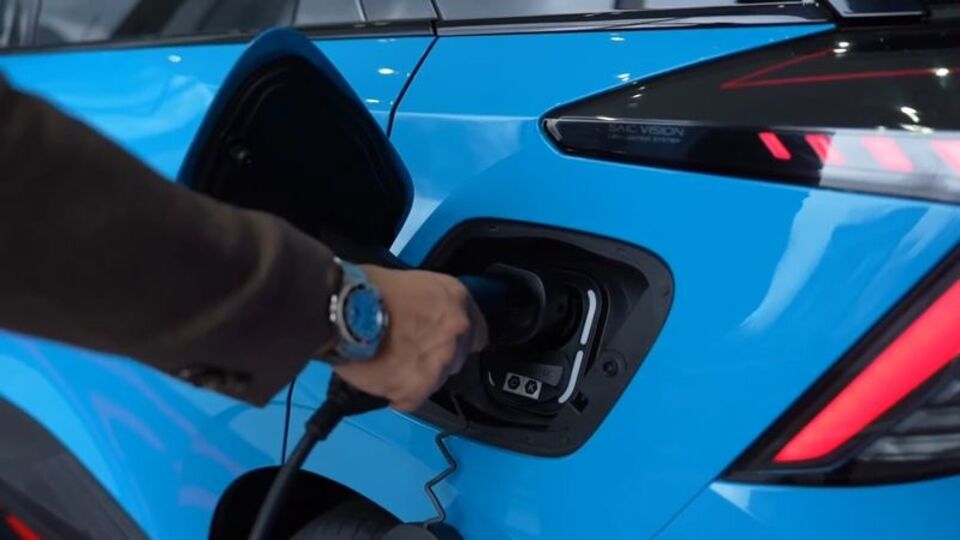 "Elektrikli araç şarj istasyonu sayısı 11 bin 500'e yükseldi"