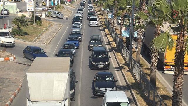 24 saatte 50 bin araç giriş yaptı! İlçede trafik durma noktasına geldi!