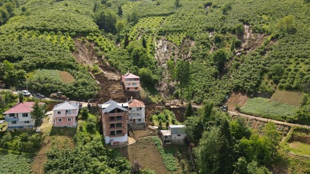 Trabzon'da heyelanda 3 ev hasar gördü