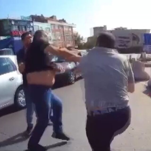 Trafikte yumruklu kavga kamerada