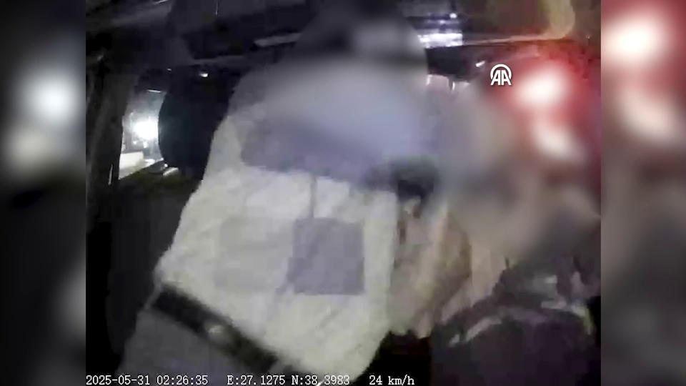 İzmir'de yolcunun "yolu uzattın" iddiasıyla taksiciyi darbetmesi araç içi kamerasında