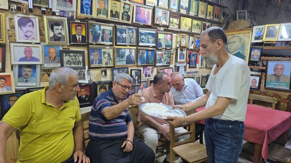 Adana'da 'Ölüler Kahvesi'nde bayram geleneği bu yıl da sürdürüldü