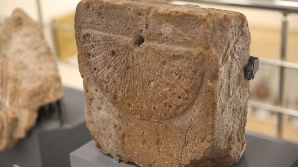 Ani'de bulundu! 1000 yıllık güneş saati görücüye çıktı