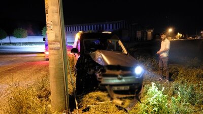 Elektrik direğine çarptı: 5 yaralı