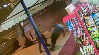 Trafikte yumruklu kavga! Önce vurdu sonra kalp masajı yaptı