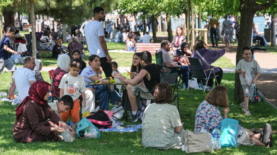 İstanbul'da sahil ve parklara akın