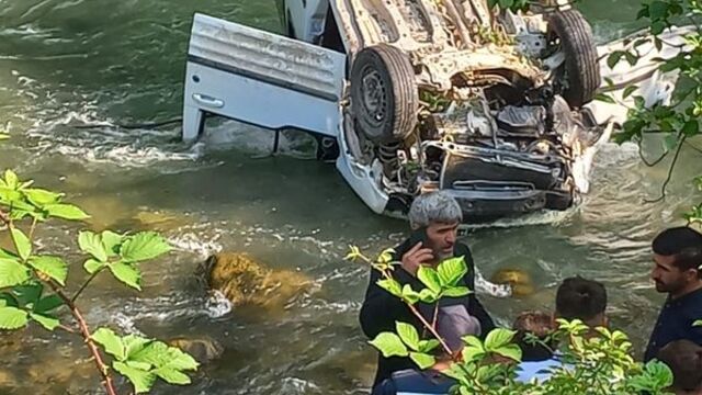 Trabzon'da araç dereye uçtu